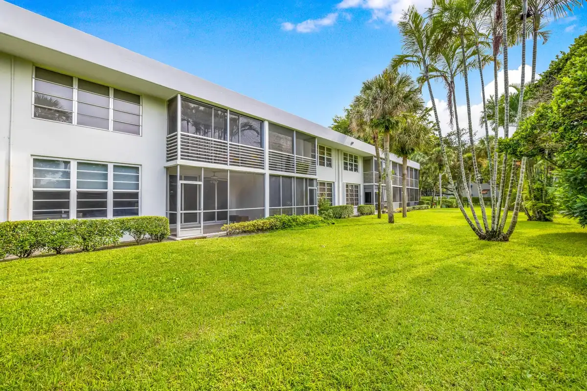 4200 Oaks Ter #104, Pompano Beach: photo 1 of 19