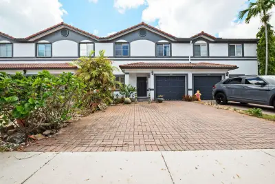 2481 NW 98th Ln, Sunrise: photo 1 of 26