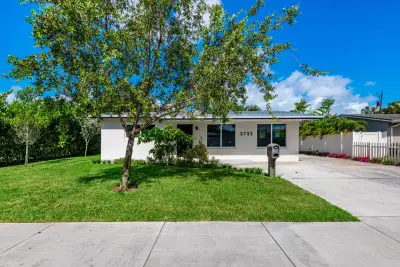 2733 NE 6th Ave, Wilton Manors: photo 1 of 47
