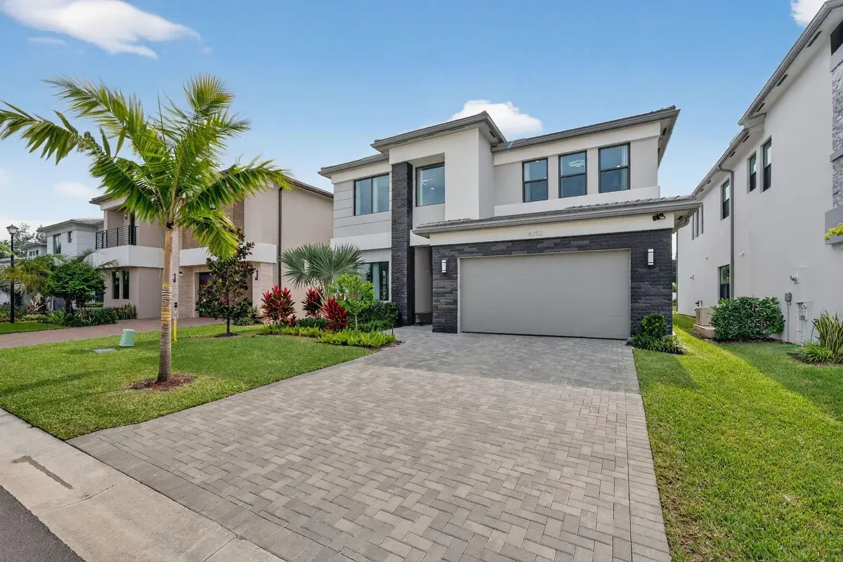 8252 Essex Country Club Dr, Boca Raton: photo 1 of 75