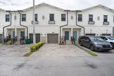 1170 SW 7th Ct, Florida City: photo 1 of 33