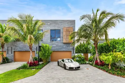 917 NE 8th Ave, Delray Beach: photo 1 of 26