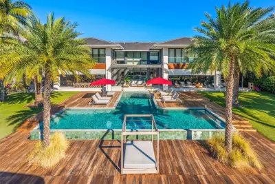 385 Centre Island, Golden Beach: photo 1 of 87