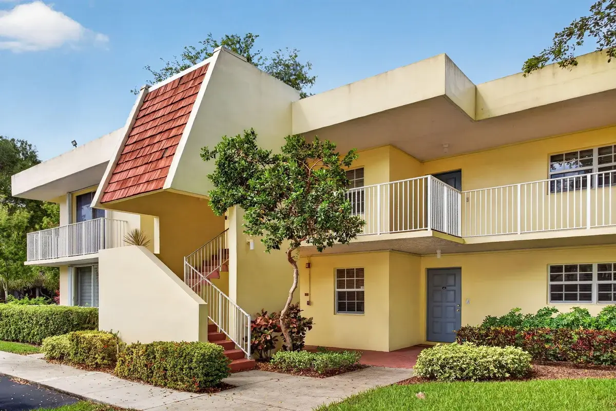 500 Oaks Ln #111, Pompano Beach: photo 1 of 25