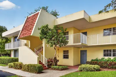 500 Oaks Ln #111, Pompano Beach: photo 1 of 25