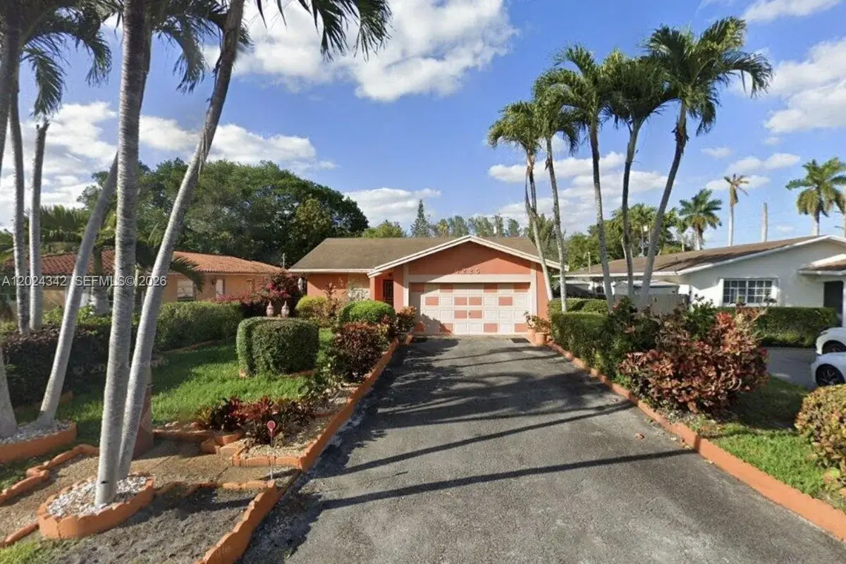 6225 SW 59th St, South Miami: photo 1 of 10