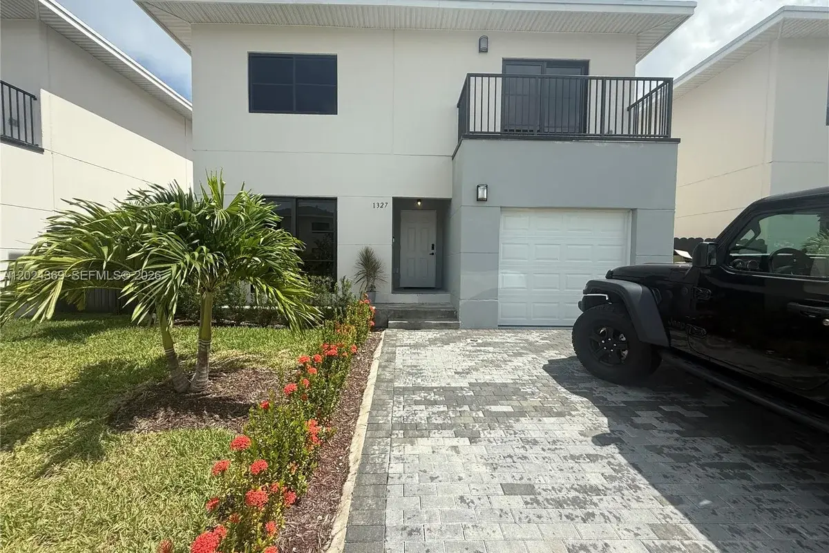 1327 NW 2nd Ln, Florida City: photo 1 of 25