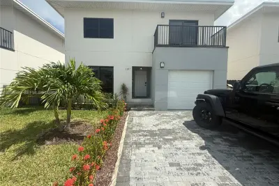 1327 NW 2nd Ln, Florida City: photo 1 of 25