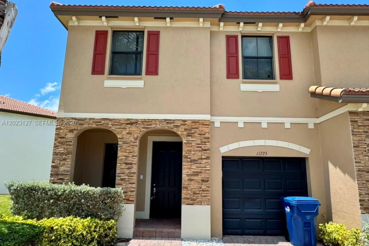 Townhouse in Homestead: photo 1 of 12