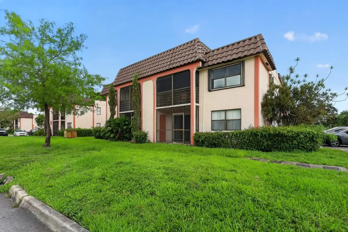 20805 NE 8th Ct #101-21, Miami: photo 1 of 19