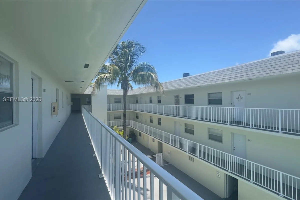 12890 NE 8th Ave #302, North Miami: photo 1 of 15