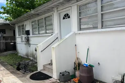 923 SW 43 Ave #1, Miami: photo 1 of 5