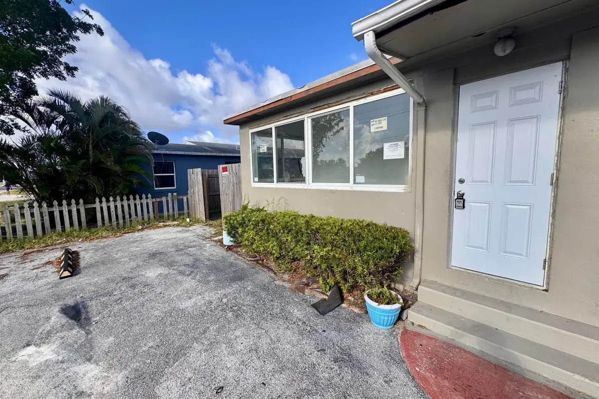 2513 Avenue E, Riviera Beach: photo 1 of 12