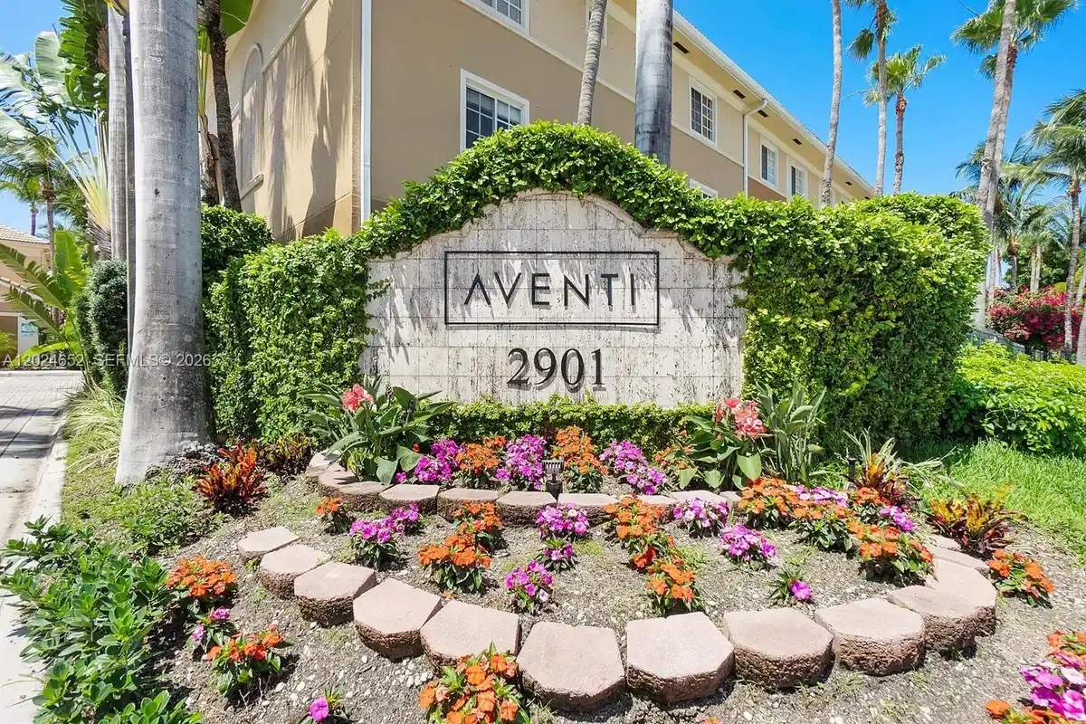 2861 NE 185th St #302, Aventura: photo 1 of 4