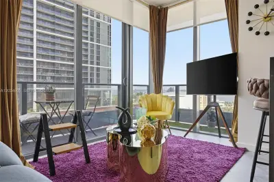 121 NE 5th St #1712, Miami: photo 1 of 88