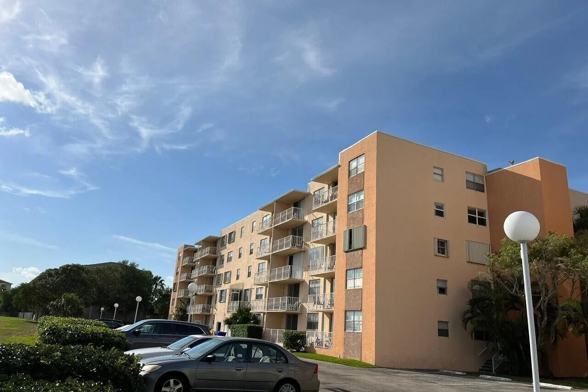 480 Executive Center Dr #4a, West Palm Beach: photo 1 of 42