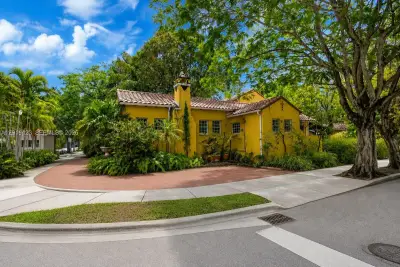 650 NE 76th St, Miami: photo 1 of 61