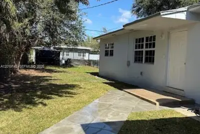 2345 NW 65th St, Miami: photo 1 of 29