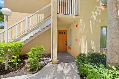 1025 Coral Club Dr, Coral Springs: photo 1 of 16