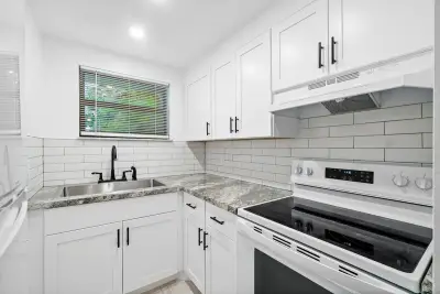 626 N Federal Hwy #3, Lake Worth Beach: photo 1 of 23