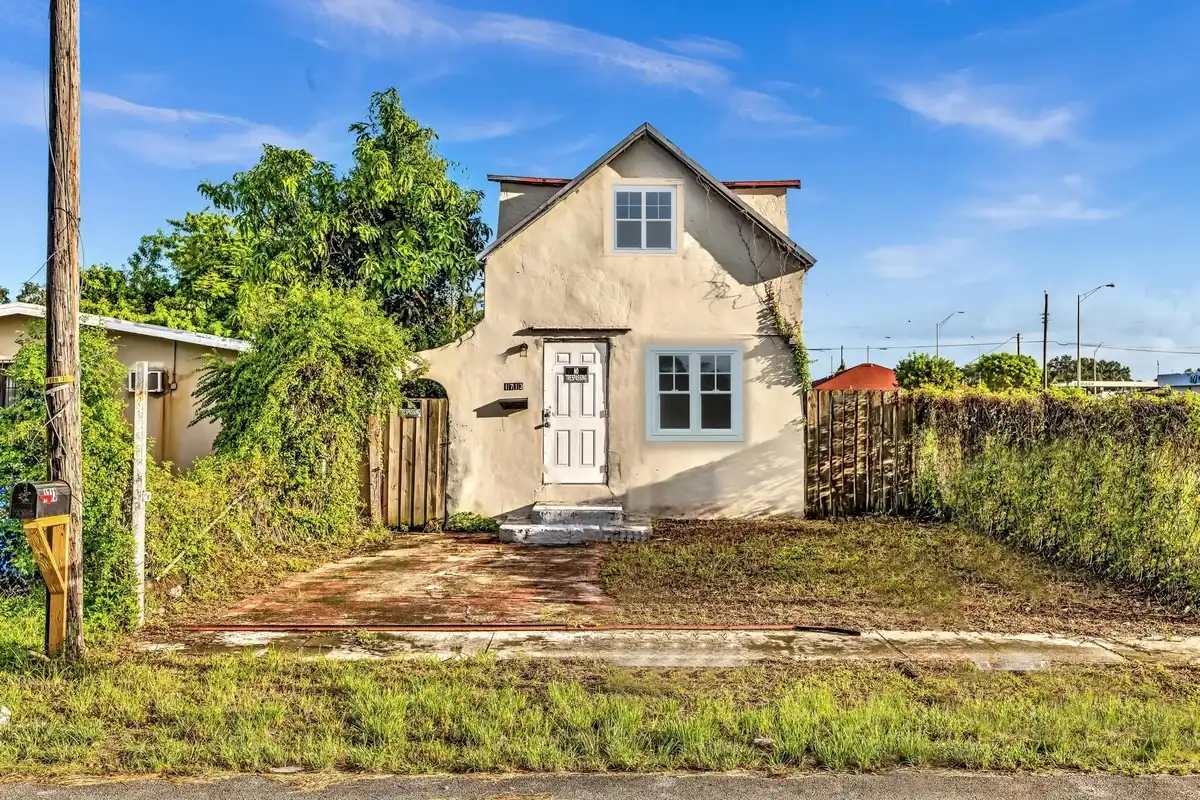 1713 NW 76th Ter, Miami: photo 1 of 32