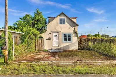1713 NW 76th Ter, Miami: photo 1 of 32