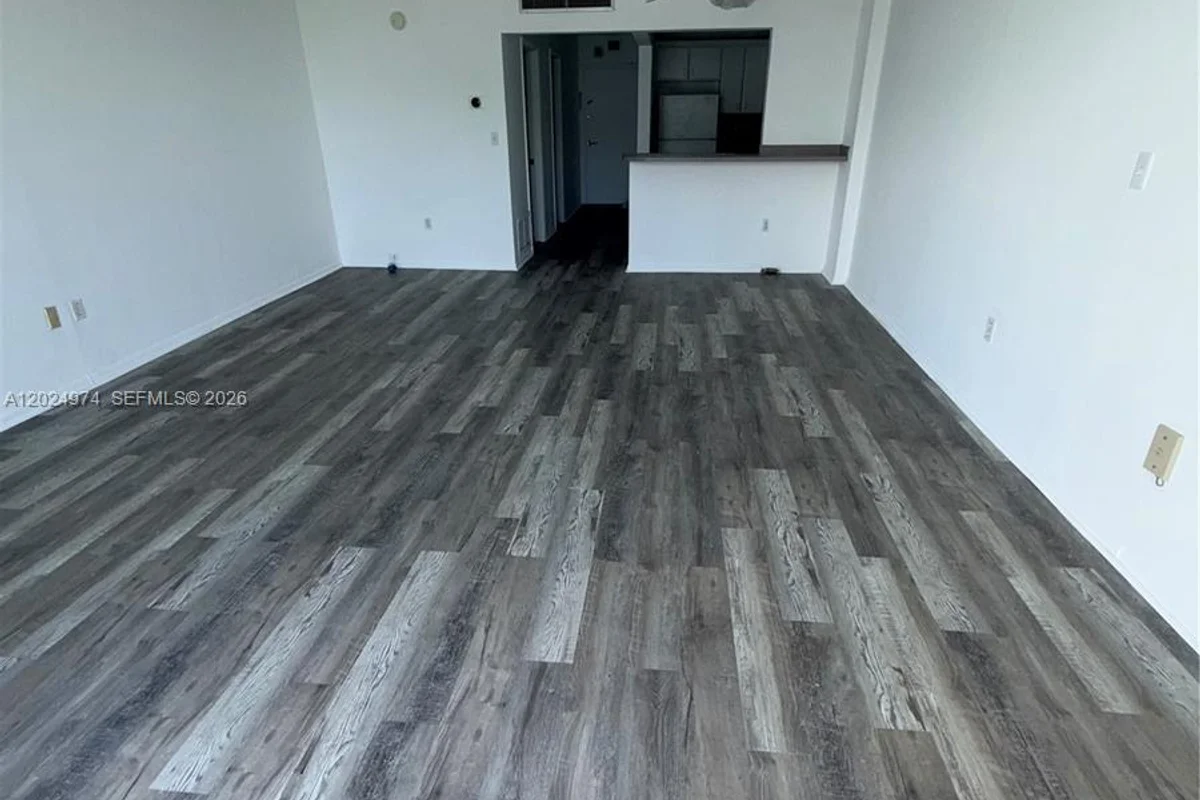 1470 NE 125th Ter #605, North Miami: photo 1 of 16