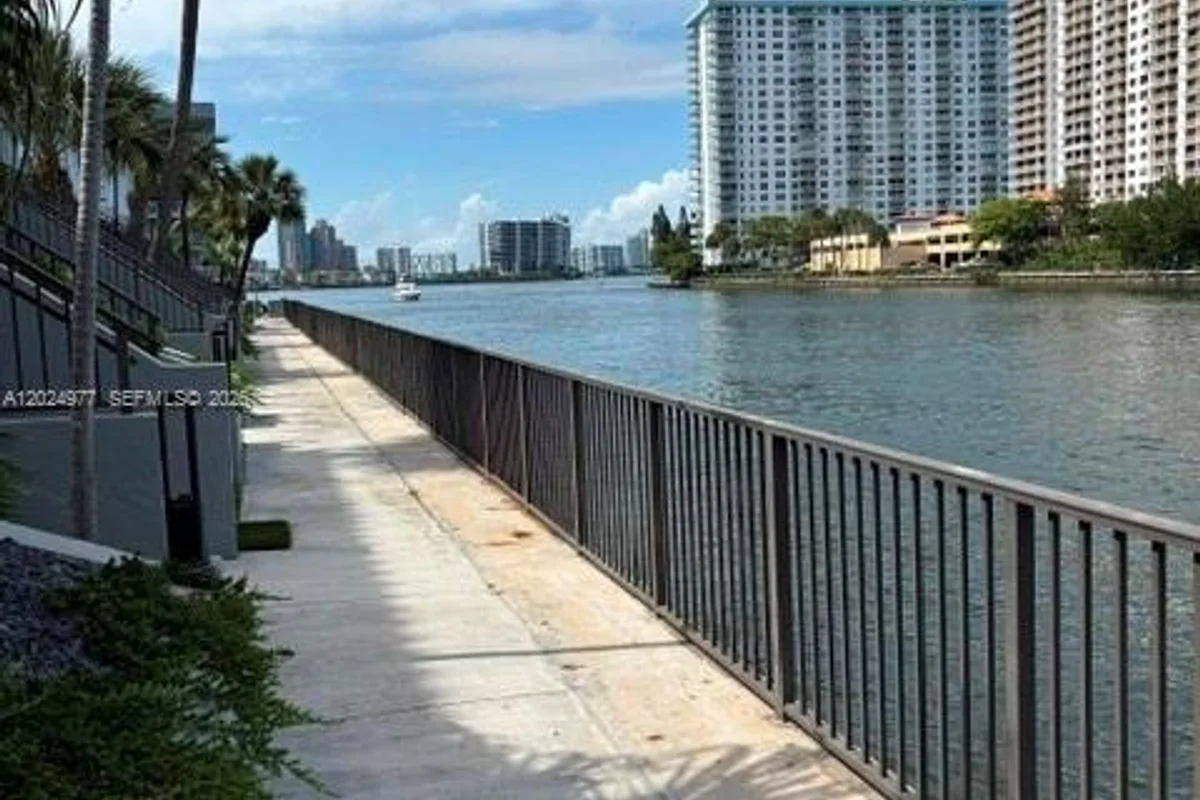 4000 NE 168th St #107A, North Miami Beach: photo 1 of 20