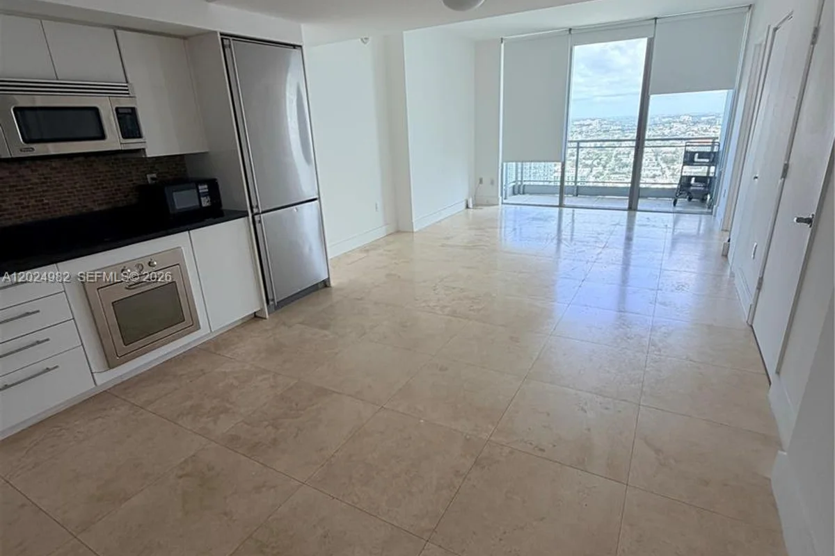 92 SW 3rd St #3909, Miami: photo 1 of 13