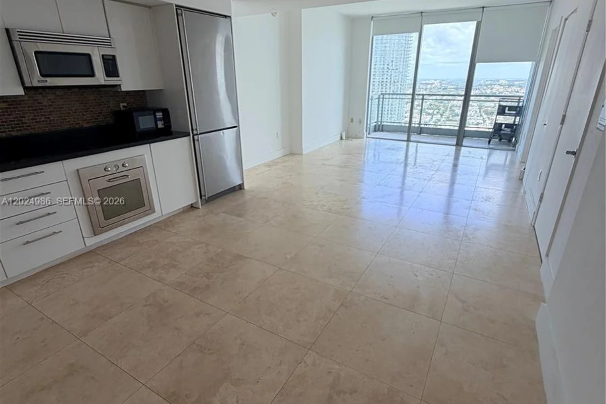 92 SW 3rd St #3909, Miami: photo 1 of 14