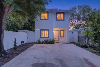 2902 NW 44th St, Miami: photo 1 of 25