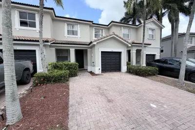 933 NE 42nd Ave, Homestead: photo 1 of 16