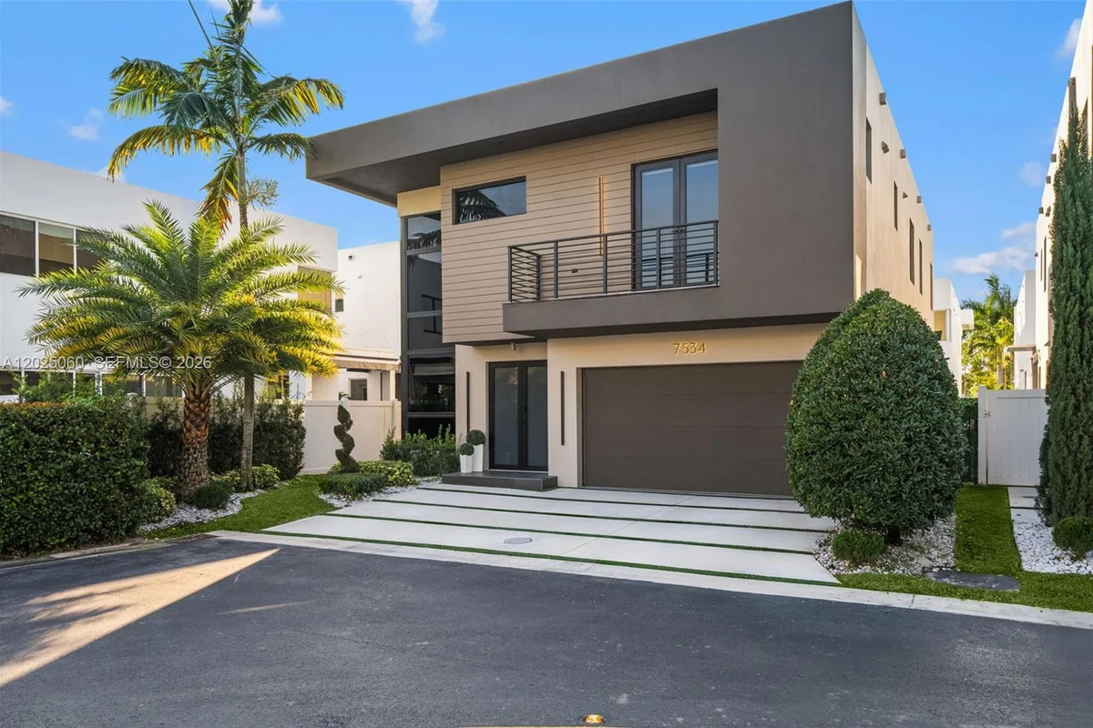 7534 NW 98th Ave, Doral: photo 1 of 49