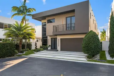 7534 NW 98th Ave, Doral: photo 1 of 49