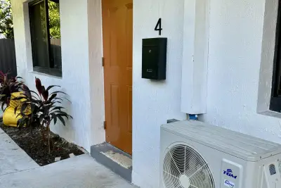 880 NW 8th Ave, Pompano Beach: photo 1 of 17
