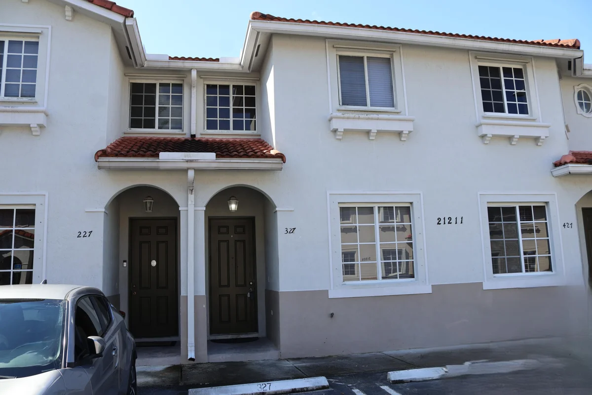 21211 NW 14th Pl #3-27, Miami Gardens: photo 1 of 23