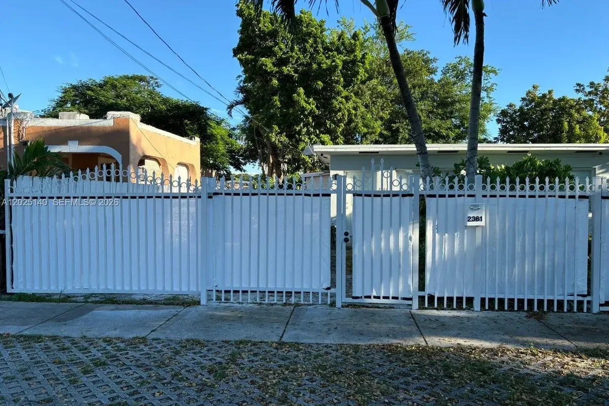 2359 NW 32nd St, Miami: photo 1 of 17