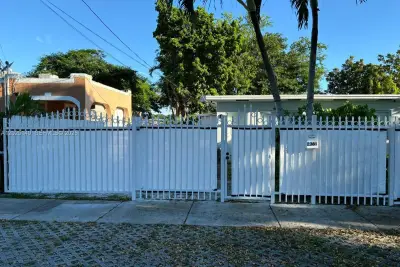 2359 NW 32nd St, Miami: photo 1 of 17