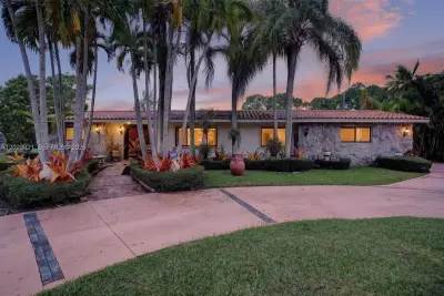 8461 SW 68th St Rd, Miami: photo 1 of 65