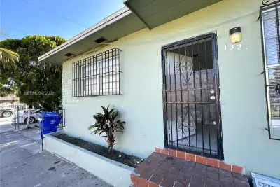1321 NW 28th St, Miami: photo 1 of 11