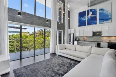 900 4th St #6, Miami Beach: photo 1 of 48