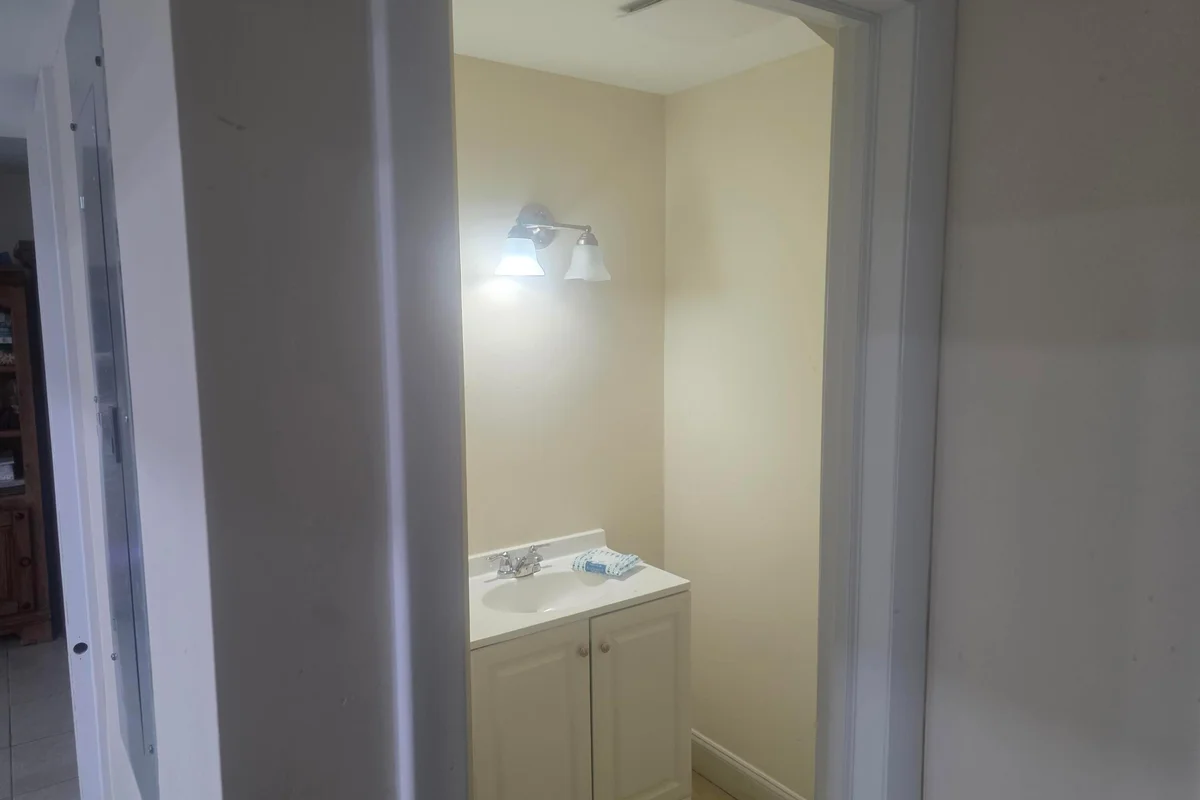 Townhouse in Tamarac: photo 1 of 6