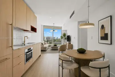 90 NE 32nd St #627, Miami: photo 1 of 54