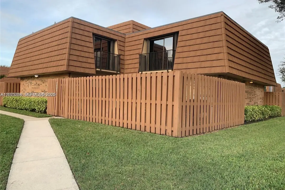Townhouse in Cooper City: photo 1 of 7
