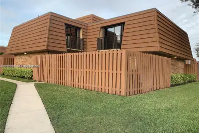 Townhouse in Cooper City: photo 1 of 7