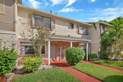 10719 NW 10th St, Pembroke Pines: photo 1 of 9
