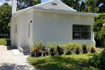 2465 NE 184th St, North Miami Beach: photo 1 of 19