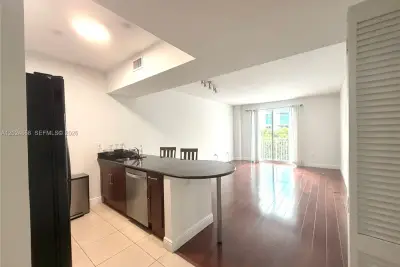 7290 SW 90th St #303, Miami: photo 1 of 18