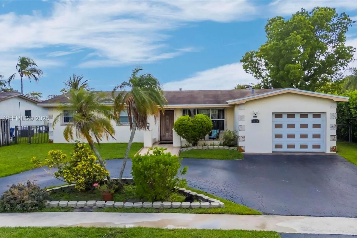 1620 NW 122nd Ave, Pembroke Pines: photo 1 of 39