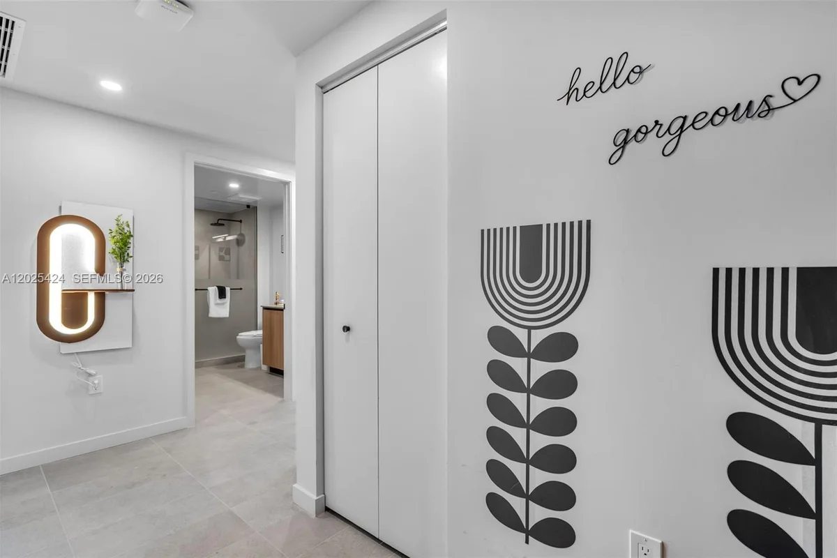 121 NE 5th St #2301, Miami: photo 1 of 27
